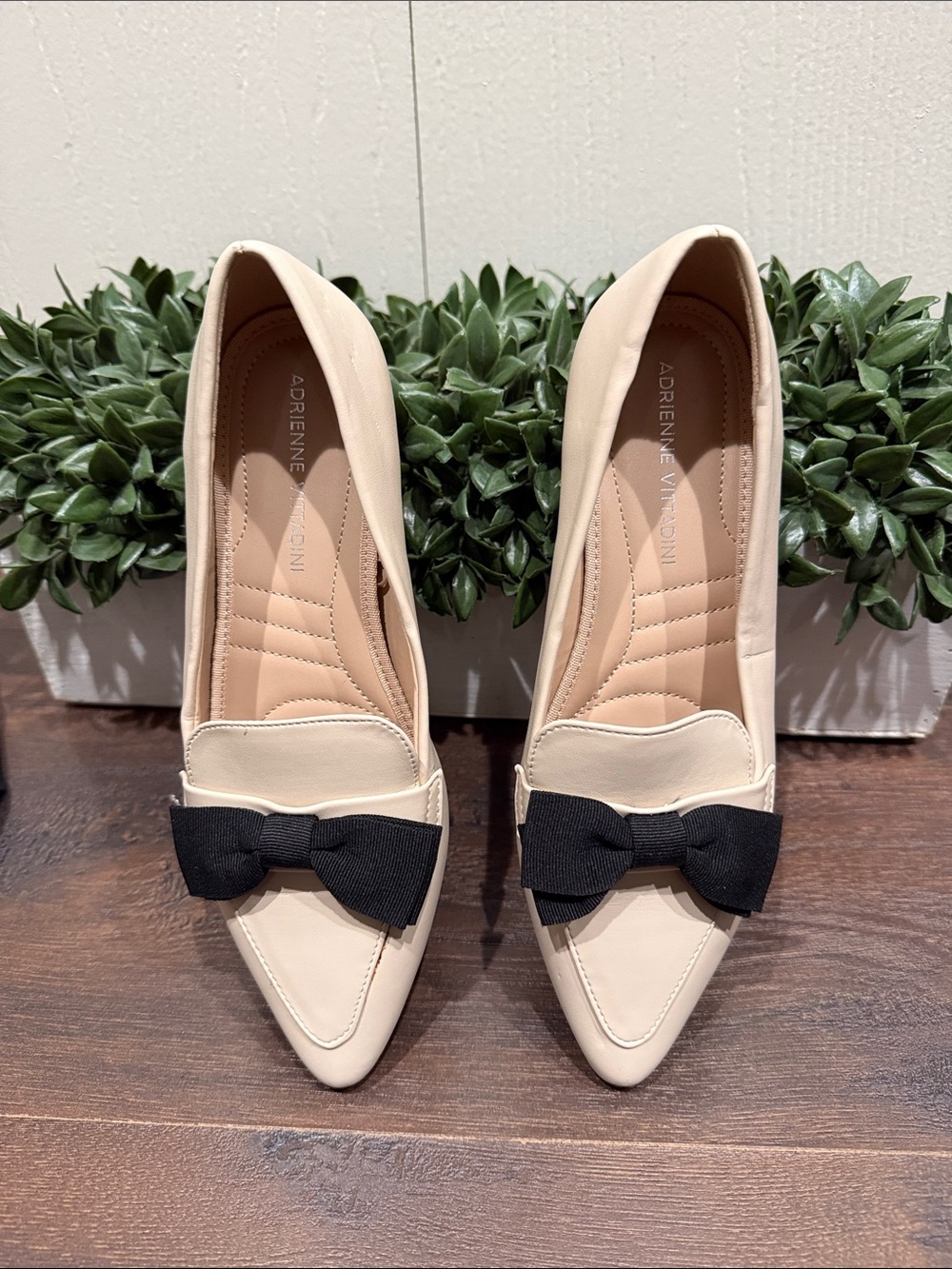 Adrienne Vittadini Cream Pointed Toe Pauletta Flats w Black Bow Accent NWOT 6.5 - Picture 3 of 6